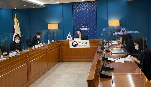 9月2日，在韩国外交部大楼，外交部双边经济外交局局长李渼妍在线出席第25次韩中经济合作会议。 韩国外交部供图（图片严禁转载复制）