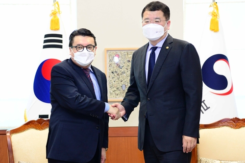 9月3日，在韩国外交部大楼，外交部第一次官崔钟建（右）会见哥伦比亚大使胡安·凯撒。 韩联社/外交部供图