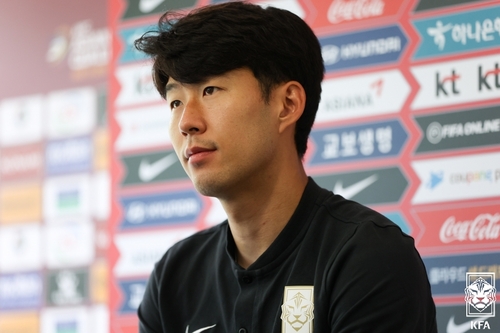 9月5日，韩国足球名将孙兴慜在记者会上听取记者提问。 大韩足球协会供图（图片严禁转载复制）