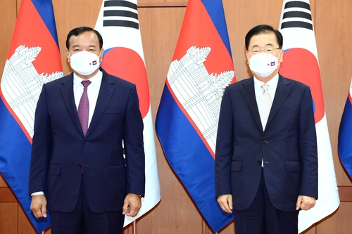 韩国柬埔寨外长在首尔举行会谈