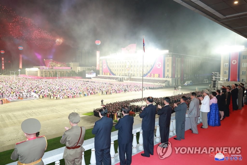 9月9日，在朝鲜平壤的金日成广场，纪念建政73周年的民防阅兵举行。 韩联社/朝中社（图片仅限韩国国内使用，严禁转载复制）