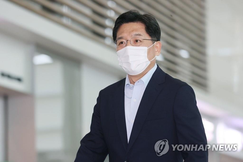 9月12日，在仁川国际机场，韩国外交部韩半岛和平交涉本部长、对朝代表鲁圭悳启程赴日。 韩联社