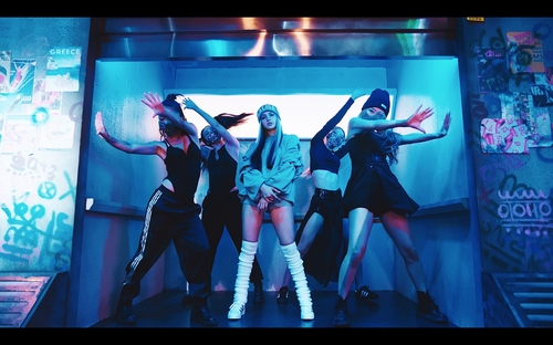 LISA个人出道曲《LALISA》MV截图 YG娱乐供图