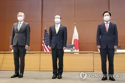 9月14日，韩美日对朝代表在东京会晤，左起依次是韩美国对朝特别代表星·金、日本外务省亚洲大洋洲局局长船越健裕、韩国外交部韩半岛和平交涉本部长兼对朝代表鲁圭悳。 韩联社