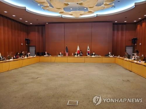 9月14日，在日本外务省国际会议室，美国对朝特别代表星·金（左起）、日本外务省亚洲大洋洲局局长船越健裕、韩国外交部韩半岛和平交涉本部长鲁圭悳举行会议。 韩联社