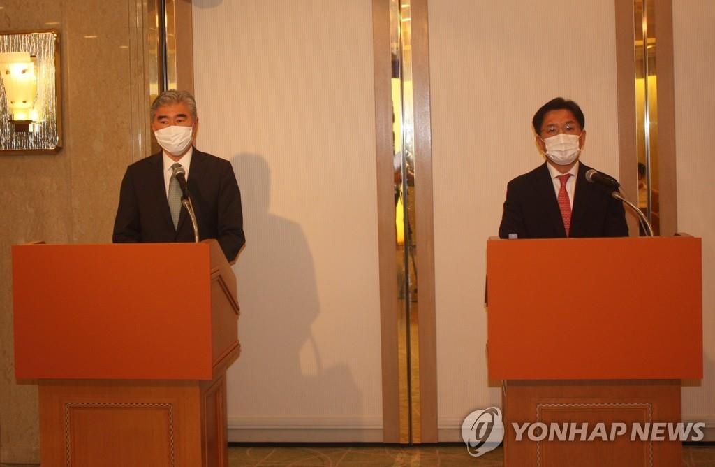 9月14日，在日本，美国对朝特别代表星·金（左）、韩国外交部韩半岛和平交涉本部长鲁圭悳出席记者会。 韩联社