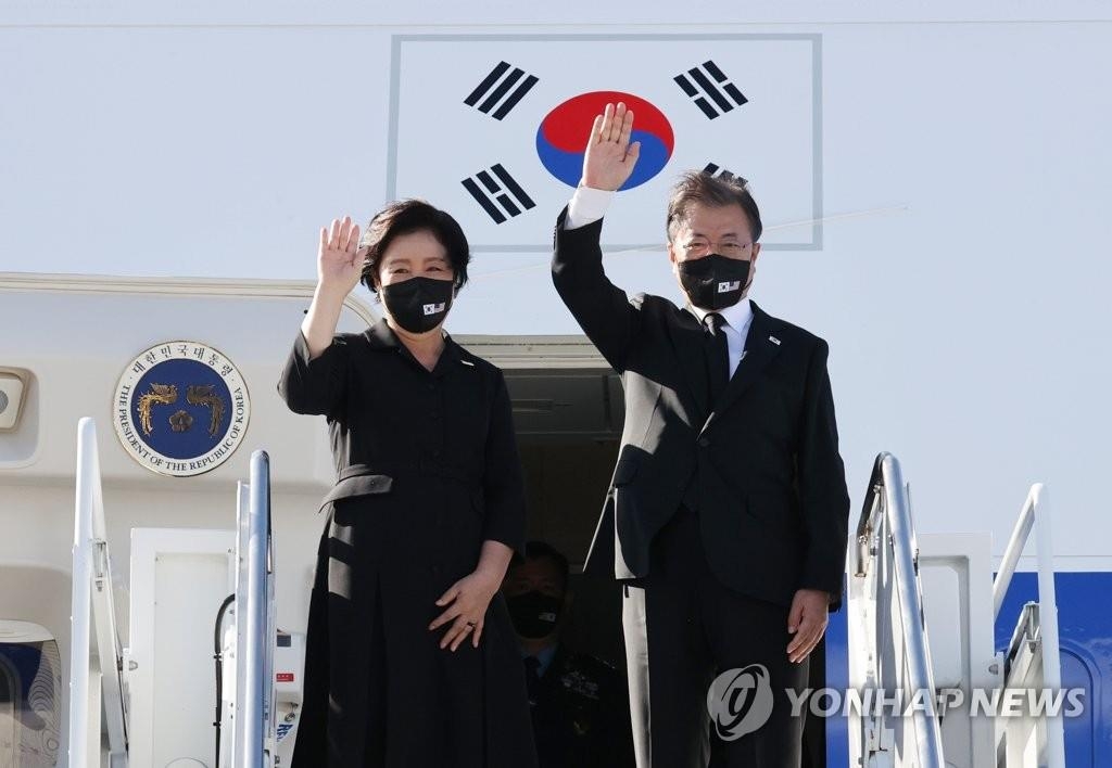 当地时间9月22日，在美国希卡姆空军基地，韩国总统文在寅伉俪在启程回国前向前来送行的人群挥手致意。文在寅当天结束为期五天的访美行程启程返回。 韩联社
