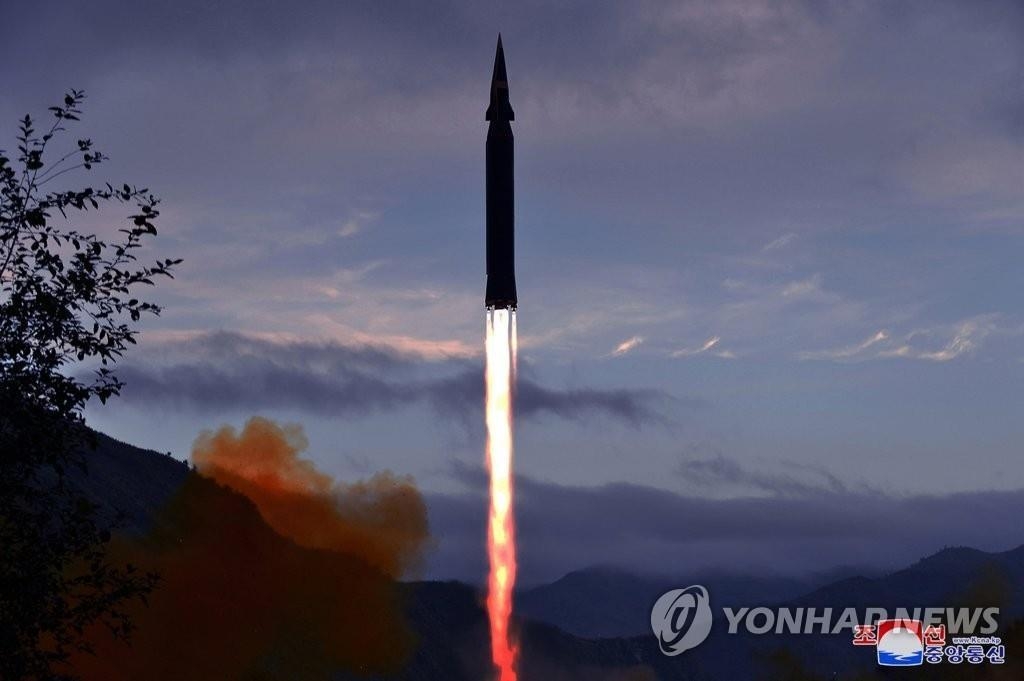 据朝中社9月29日报道，朝鲜国防科学院28日上午在慈江道龙林郡都阳里试射了新研发的“火星-8”型高超音速导弹。 韩联社/朝中社（图片仅限韩国国内使用，严禁转载复制）