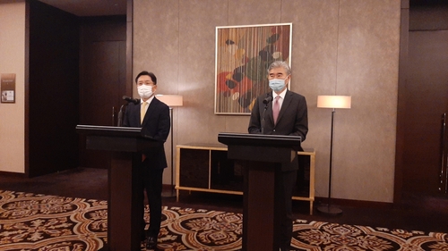 9月30日，在印尼雅加达，韩国外交部韩半岛和平交涉本部长鲁圭悳（左）和美国对朝特别代表星·金共同会见记者。 韩联社