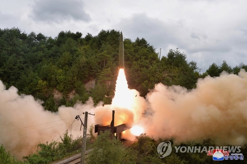 资料图片：朝鲜在火车上发射导弹。 韩联社/朝中社（图片仅限韩国国内使用，严禁转载复制）