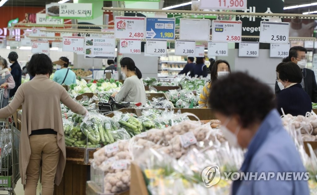 资料图片：在首尔的一处大型超市，市民们正在买菜。图片摄于2021年5月9日。 韩联社