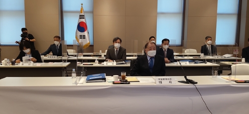 10月6日，在韩国驻日本大使馆，驻日本大使姜昌一（前排）和外交官以视频连线方式出席国会外交统一委员会国政监查。 韩联社