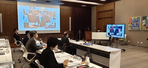 10月6日，在韩国驻日本大使馆，驻日本大使姜昌一和外交官以视频连线方式出席国会外交统一委员会国政监查。 韩联社