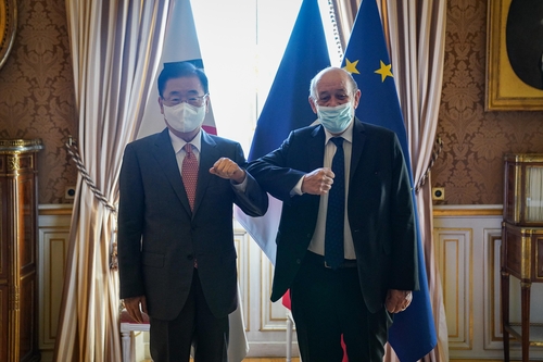 当地时间10月6日，在巴黎，韩国外长郑义溶（左）和法国外长勒德里昂举行会谈。 韩联社/外交部供图（图片严禁转载复制）