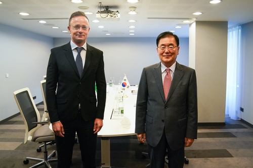 当地时间10月6日，韩国外长郑义溶（右）与匈牙利外交部长彼得·西雅尔多举行会谈。 韩联社/外交部供图（图片严禁转载复制）
