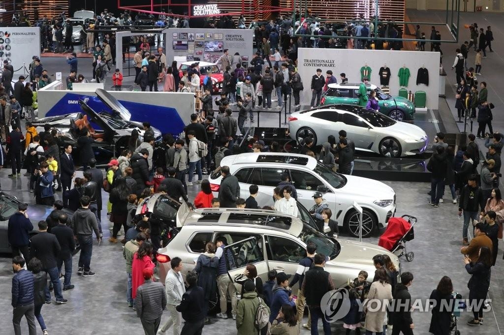 资料图片：2019年3月31，在京畿道高阳市韩国国际展览中心，前来参观2019首尔国际车展的访客人头攒动。此次车展将持续至4月7日，包括21家整车厂商在内的227家有关企业参展。 韩联社