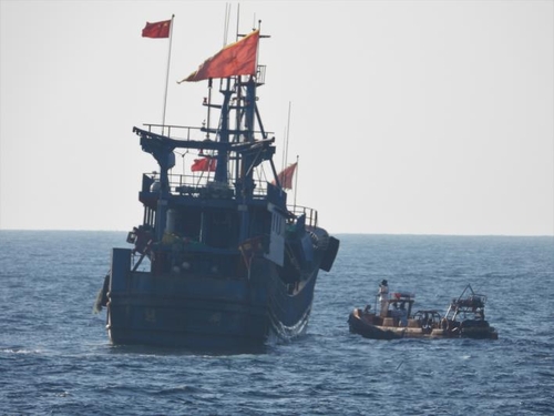 韩国海警扣押在韩国专属经济区非法捕鱼的中国渔船。 韩联社/济州地方海洋警察厅供图（图片严禁转载复制）