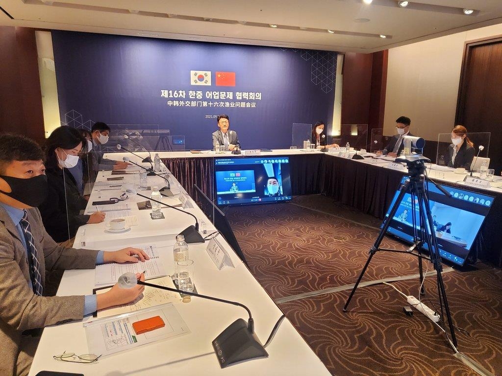 资料图片：9月28日，韩中外交部门第十六次渔业问题会议以视频连线方式举行。图为会议现场。 韩联社/韩国外交部供图（图片严禁转载复制）