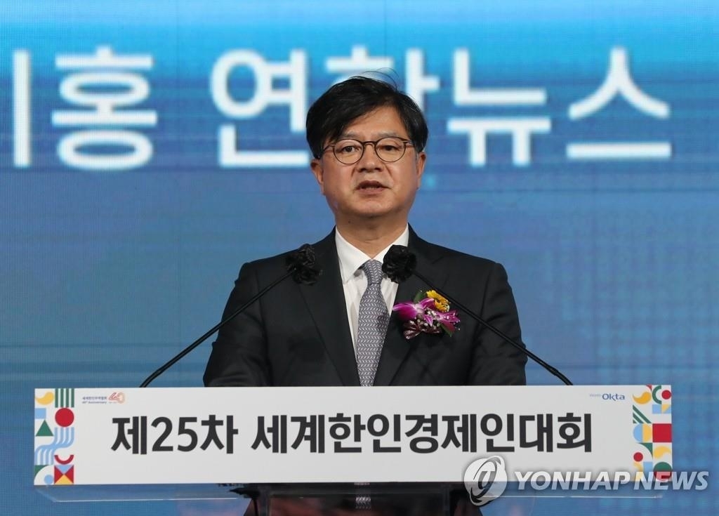 10月12日，第25届世界韩人经济人大会在首尔华克山庄酒店拉开帷幕。图为韩联社社长成耆洪致欢迎词。 韩联社