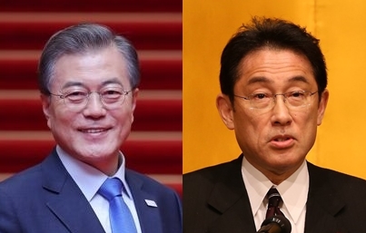 资料图片：文在寅（左）和岸田文雄 韩联社