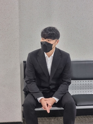 资料图片：10月13日，在大邱地方法院，辉晟等待出庭受审。 韩联社