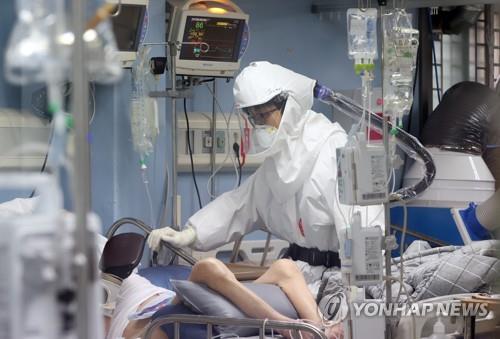 资料图片：9月17日，在京畿道平泽市一医院的重症加强护理病房，医务人员正在照料患者。 韩联社