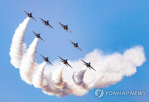 10月18日，2021首尔国际航空航天暨军工业展览会媒体日活动在京畿道城南市的首尔机场举行。图为韩国空军黑鹰特技飞行表演队进行飞行表演。 韩联社