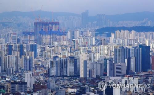 资料图片：图为在首尔南山俯瞰的首尔市区的高层住宅。 韩联社