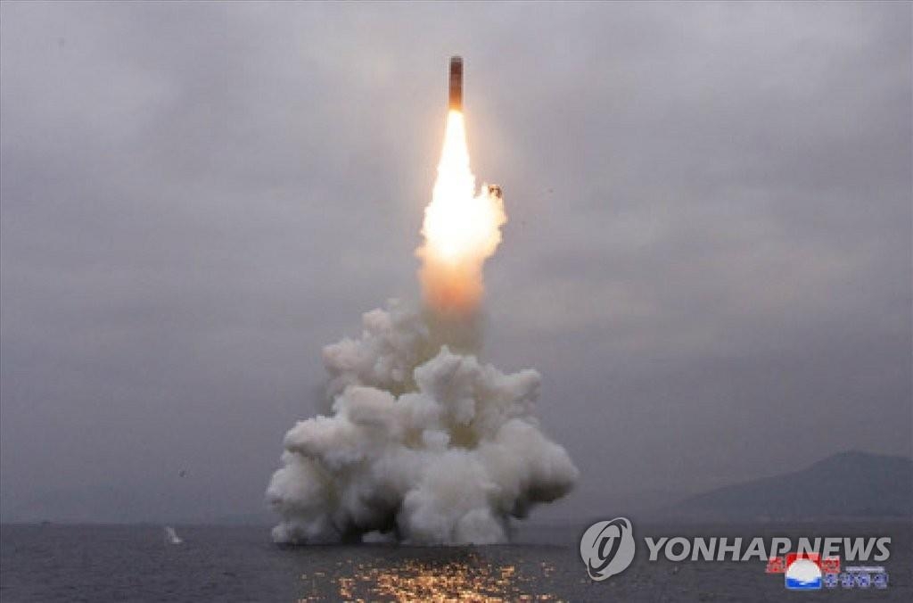 资料图片：这是朝鲜新型潜射弹道导弹的试射现场照。据朝中社2019年10月3日报道，朝鲜2日成功试射“北极星3”号潜射弹道导弹（SLBM）。 韩联社/朝中社（图片仅限韩国国内使用，严禁转载复制）