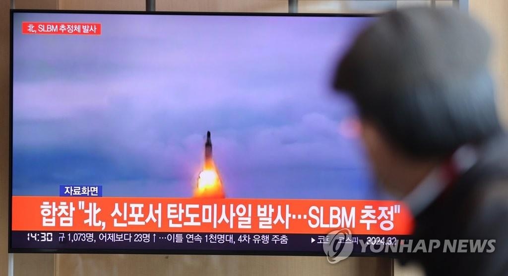 据韩国联合参谋本部（联参）10月19日表示，朝鲜当天上午10时17分许从咸镜南道新浦一带向东部海域发射1枚近程弹道导弹，韩军初步研判朝鲜试射潜射弹道导弹（SLBM）。图为一名旅客在首尔火车站候车室收看相关新闻。 韩联社