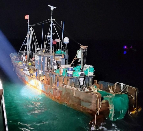 图为在白翎岛被扣留的中国渔船。 韩联社/中部地方海洋警察厅西海五岛特别警备团供图（图片严禁转载复制）