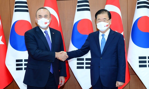 10月22日，在首尔，韩国外交部长官郑义溶和土耳其外长查武什奥卢举行会谈。 韩联社/韩国外交部供图（图片严禁转载复制）