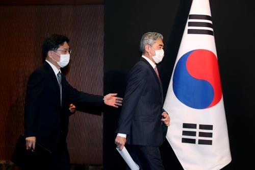 10月24日，在首尔中区乐天酒店，韩美对朝代表结束会谈后准备会见记者。 韩联社/联合摄影团