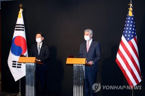 10月24日，在首尔中区乐天酒店，韩美对朝代表结束会谈后会见记者。 韩联社/联合摄影团