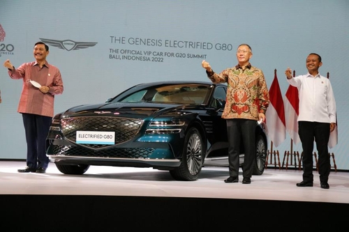 10月25日，在印尼雅加达国际展览中心举行的“未来电动汽车生态系统”活动上，现代汽车高端品牌捷尼赛思G80电动版被选为2022年二十国集团（G20）峰会礼宾专用车。 韩联社 