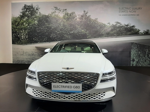 10月25日，在印尼雅加达国际展览中心，现代汽车高端品牌捷尼赛思G80电动版亮相“未来电动汽车生态系统”活动。 韩联社