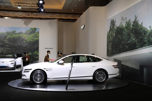 10月25日，在印尼雅加达国际展览中心，现代汽车高端品牌捷尼赛思G80电动版亮相“未来电动汽车生态系统”活动。 韩联社