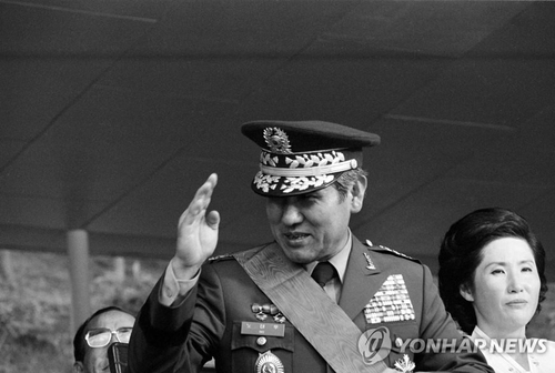 资料图片：1981年，时任国军保安司令卢泰愚大将出席退役仪式。 韩联社