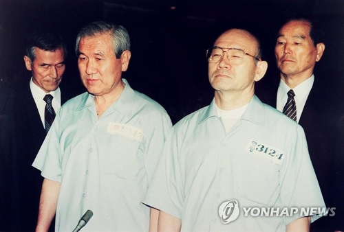资料图片：卢泰愚（左）和全斗焕 韩联社