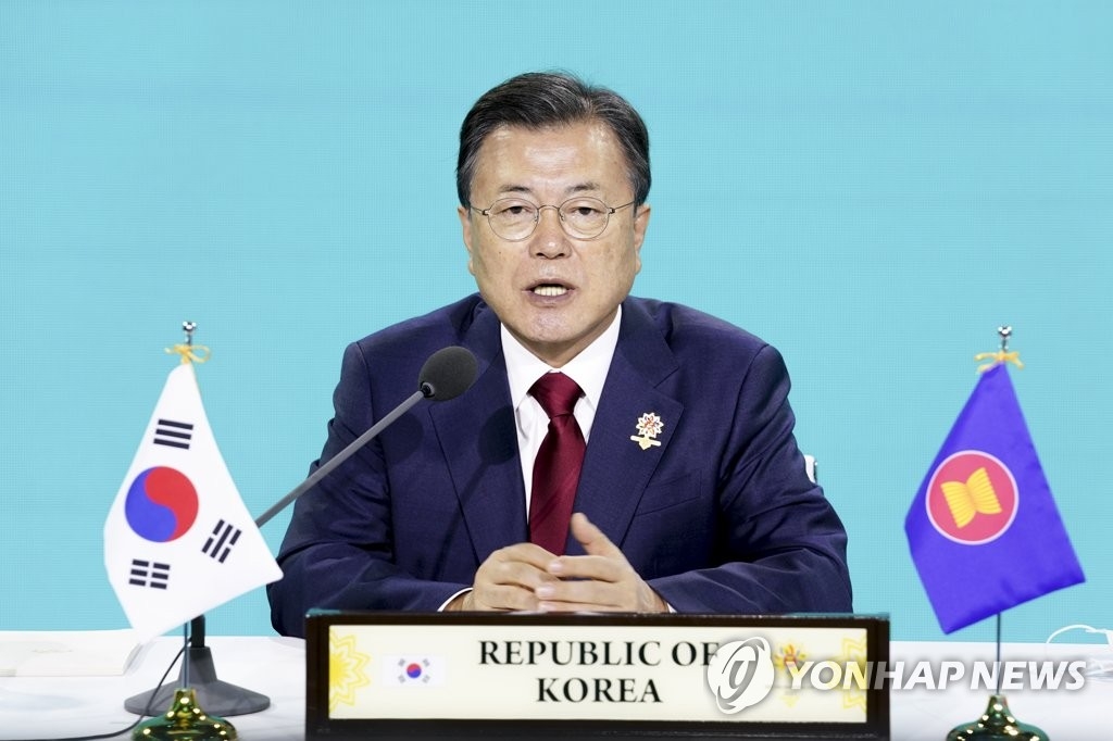 10月27日，韩国总统文在寅在青瓦台以视频形式出席东盟与韩中日（10+3）领导人会议。 韩联社