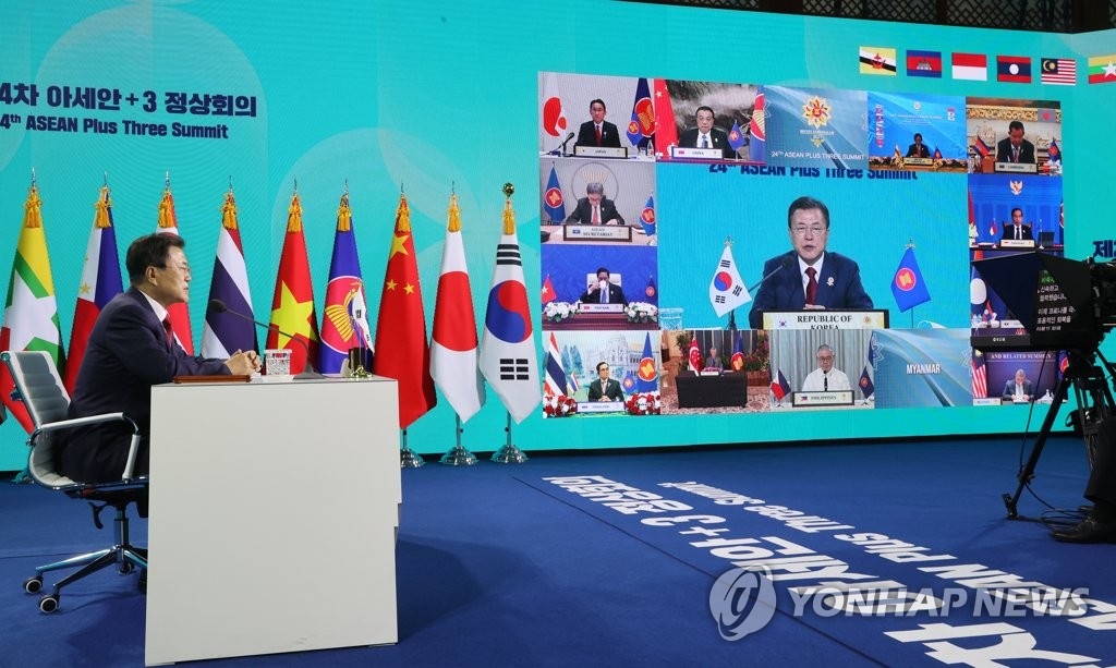 10月27日，韩国总统文在寅在青瓦台以视频形式出席东盟与韩中日（10+3）领导人会议。 韩联社