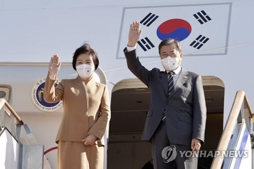 10月28日，在位于京畿道城南市的首尔机场，韩国总统文在寅和夫人金正淑登上总统专机（空军一号），开启为期9天的访欧行程。 韩联社