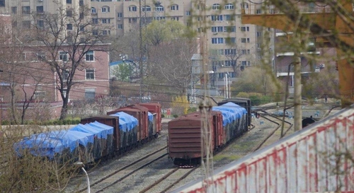 资料图片：两节货物列车车厢停驻在中国辽宁省丹东站。 韩联社