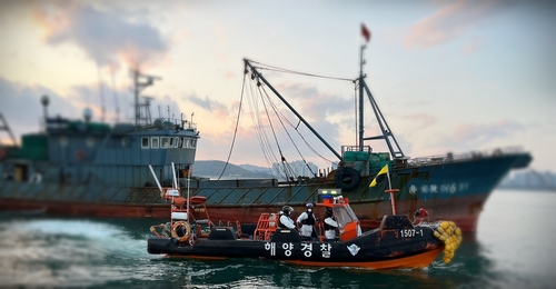 资料图片：被扣押的中国渔船 韩联社/泰安海警供图（图片严禁转载复制）