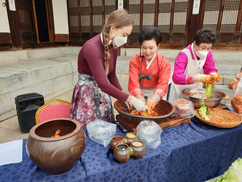 资料图片：一名外国人体验腌制韩国泡菜。 韩国农林畜产食品部供图（图片严禁转载复制）