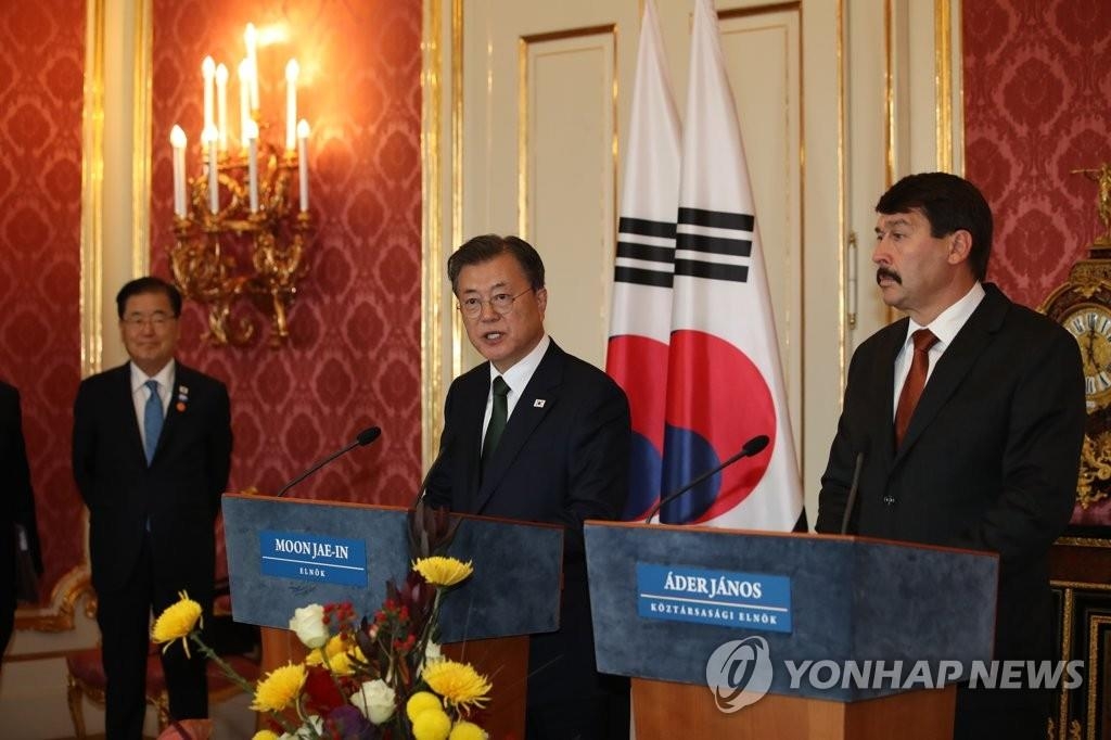 当地时间11月3日，在布达佩斯的匈牙利总统府，韩国总统文在寅（左）与匈牙利总统阿戴尔·亚诺什会谈后举行联合记者会。 韩联社
