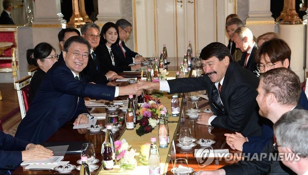 当地时间11月3日，在匈牙利布达佩斯的总统府，韩国总统文在寅（左）与匈牙利总统阿戴尔·亚诺什举行会谈前击拳致意。 韩联社