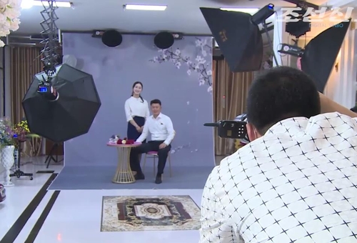 订婚照 《朝鲜新报》视频截图（图片仅限韩国国内使用，严禁转载复制）