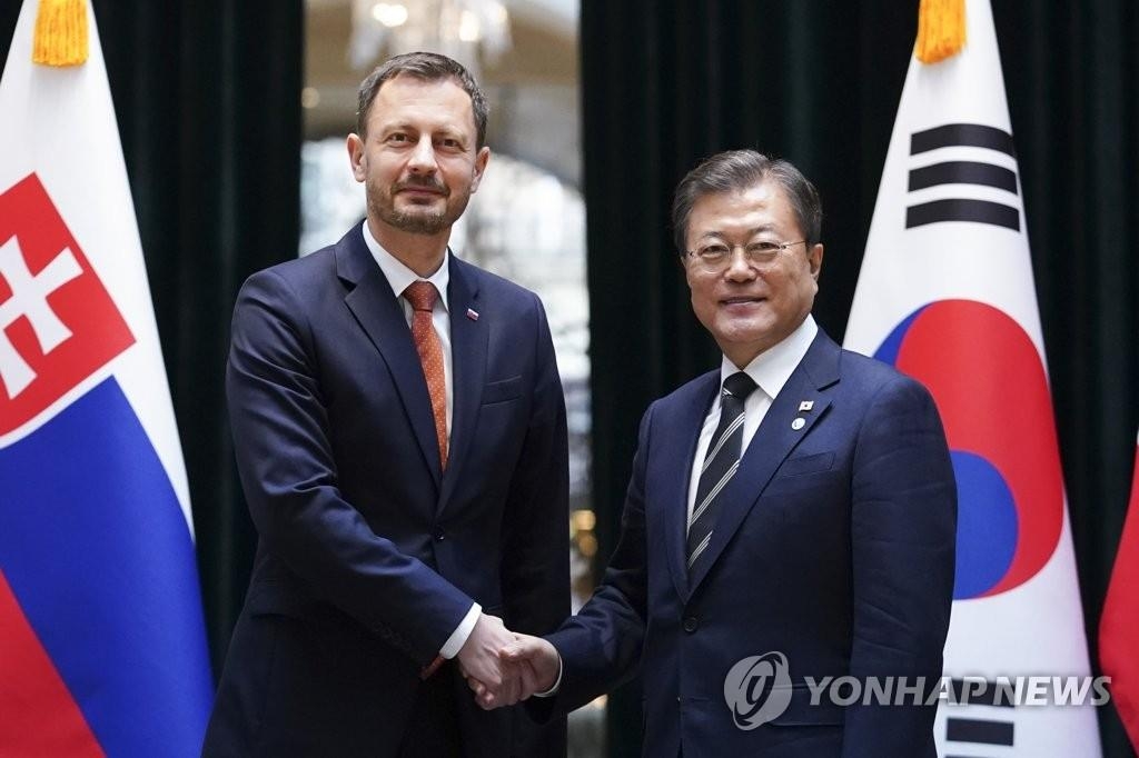 当地时间11月4日，在匈牙利布达佩斯，韩国总统文在寅（右）同斯洛伐克总理爱德华·黑格尔在会谈前握手合影。 韩联社