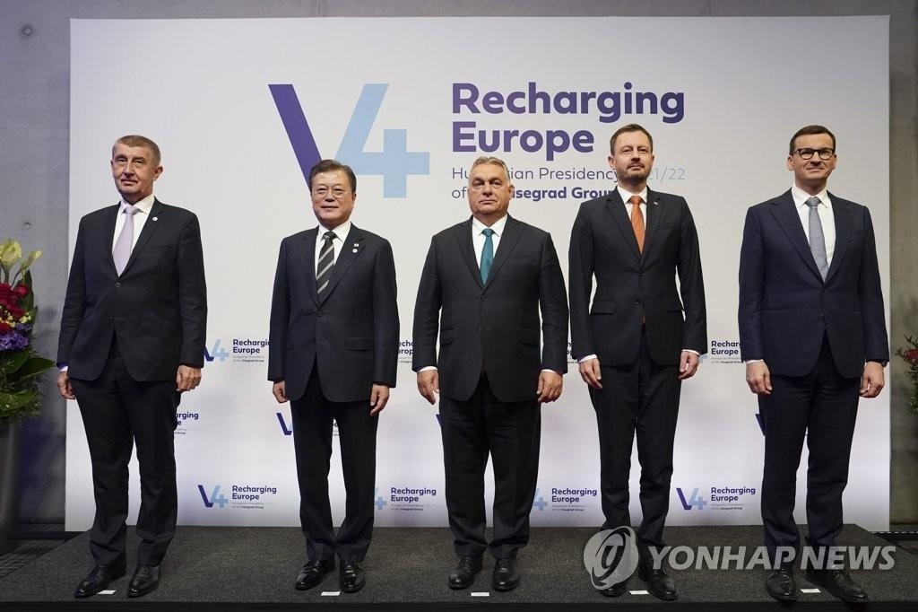当地时间11月4日，在匈牙利布达佩斯，韩国总统文在寅（左二）出席韩国-维谢格拉德集团（V4）峰会。左起依次为捷克总理安德烈·巴比什、文在寅、匈牙利总理欧尔班·维克托、斯洛伐克总理爱德华·黑格尔、波兰总理马泰乌什·莫拉维茨基。 韩联社